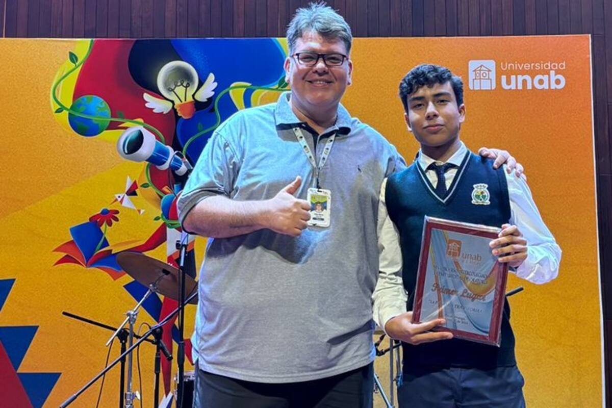 Julián Alberto Ramón Flórez, profesor de Lengua Castellana del Colegio Virrey Solís; y Juan José Stella Espinosa, estudiante ganador.