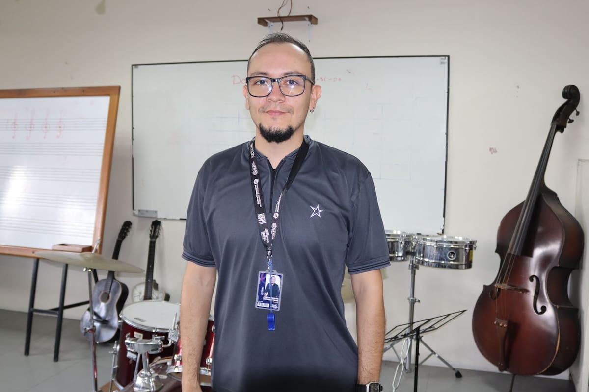 Ariel Fernando Gutiérrez, conocido en su faceta artística como “Ariel Tobo”, es uno de los impulsores clave de la formación cultural en el Colegio La Salle. Como docente y músico, combina la enseñanza con la creación, apostándole a que los estudiantes descubran y potencien su talento desde el arte. Su trabajo va más allá del aula: busca formar no solo artistas, sino ciudadanos sensibles, disciplinados y conectados con la cultura.