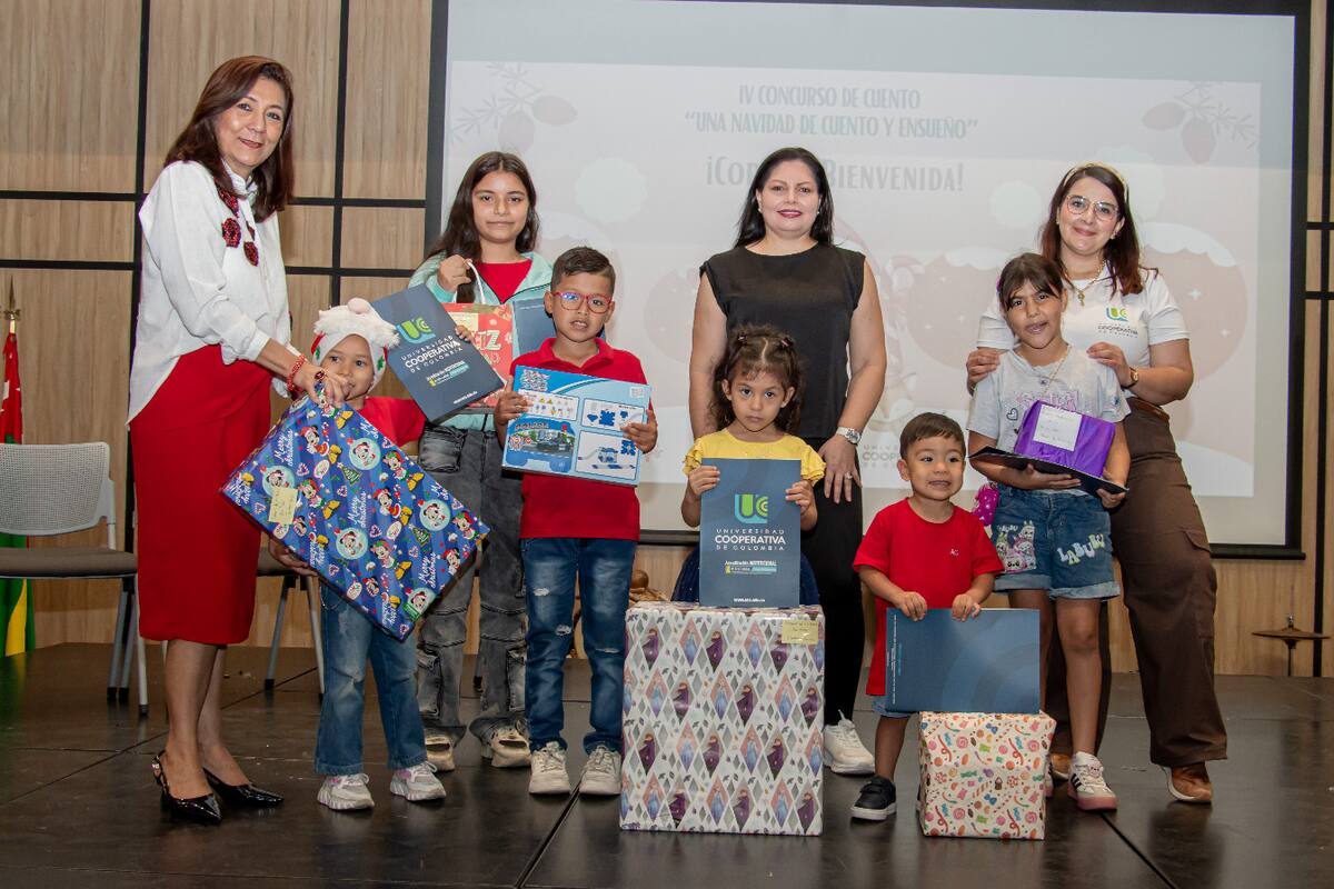 Ingeniera Nancy Duarte Pabón, directora de la UCC Seccional Bucaramanga; Kylian Andrés Garzón, Dominith Santiago García Díaz, Nancy Mesa López, Andrea Ronderos, Tatiana Flores, Stephany Paredes Flórez; Eliana Patricia Acevedo Villalobos, subdirectora Académica y de Proyección Institucional de UCC; Silvia Katerine Castellanos Barrera, jefe de Bienestar Institucional de UCC.