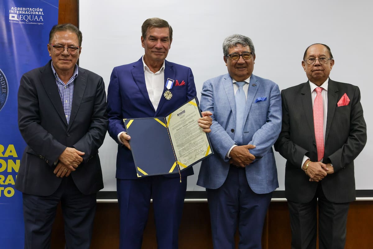 Fernando Vargas Mendoza, presidente de la UDES; Andrés Novoa Pineda, presidente de Ventanar S:A.; Patricio López Jaramillo, rector de la UDES; y José Asthul Rangel Chacón, directivo de la UDES.