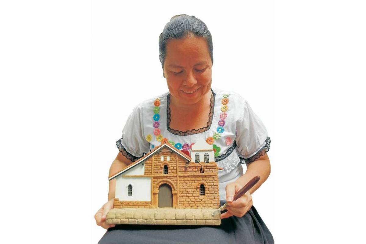 Claudia Pinilla, ganadora de varios reconocimientos tiene como especialidad las réplicas de los monumentos históricos de Girón. Los extranjeros son quienes más aprecian estas piezas de arte. (Foto: Suministrada / VANGUARDIA LIBERAL)