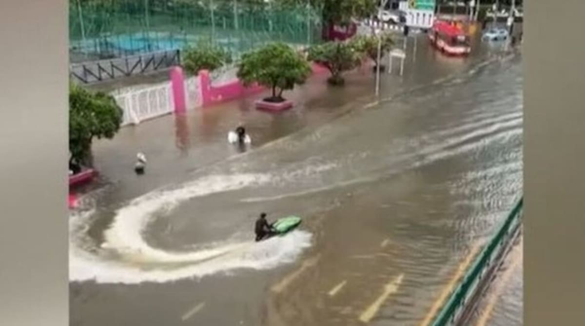Hombre fue en moto acuática por calles inundadas de Bangkok y recibió condena.