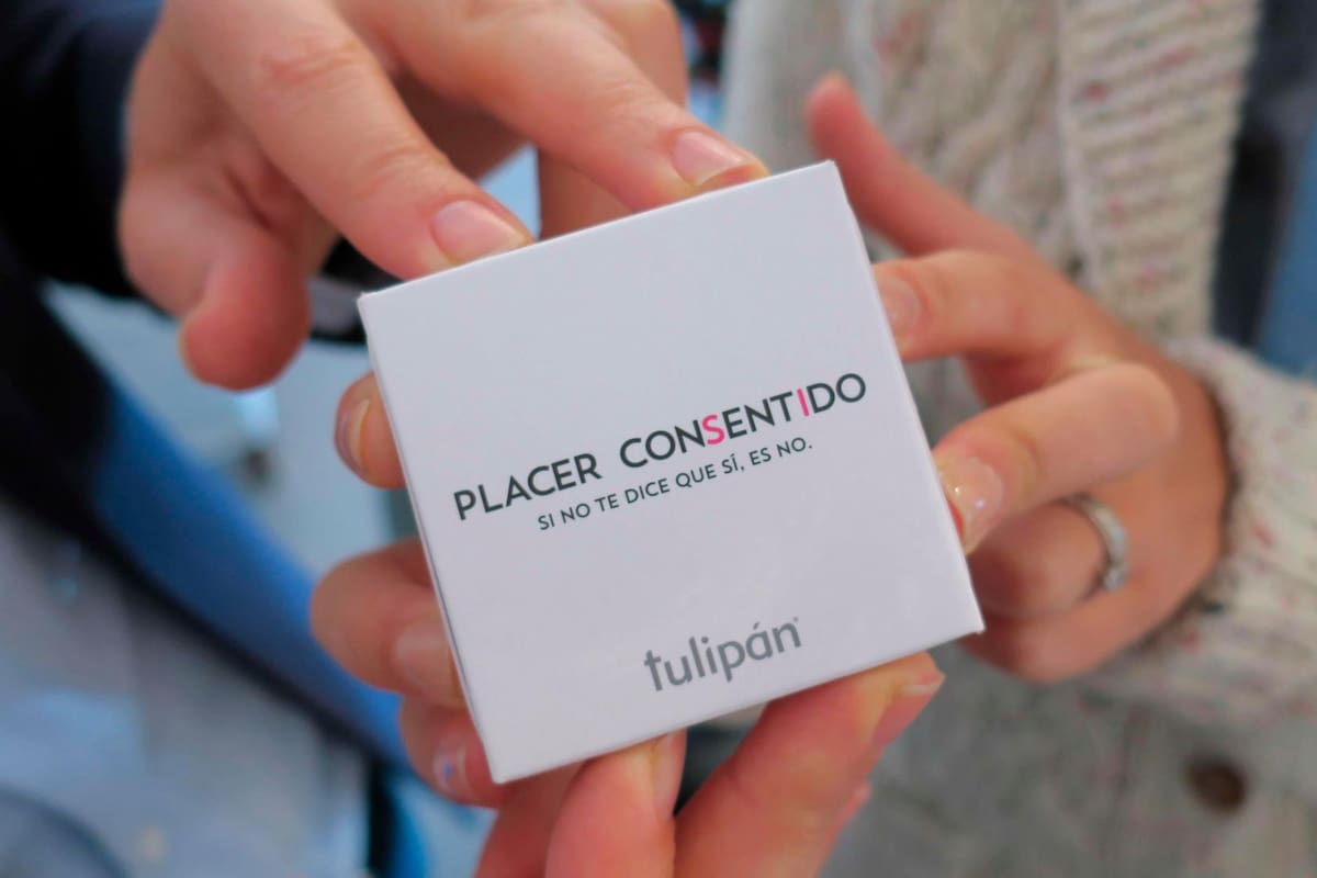 El preservativo que se abre con cuatro manos para fomentar el consentimiento