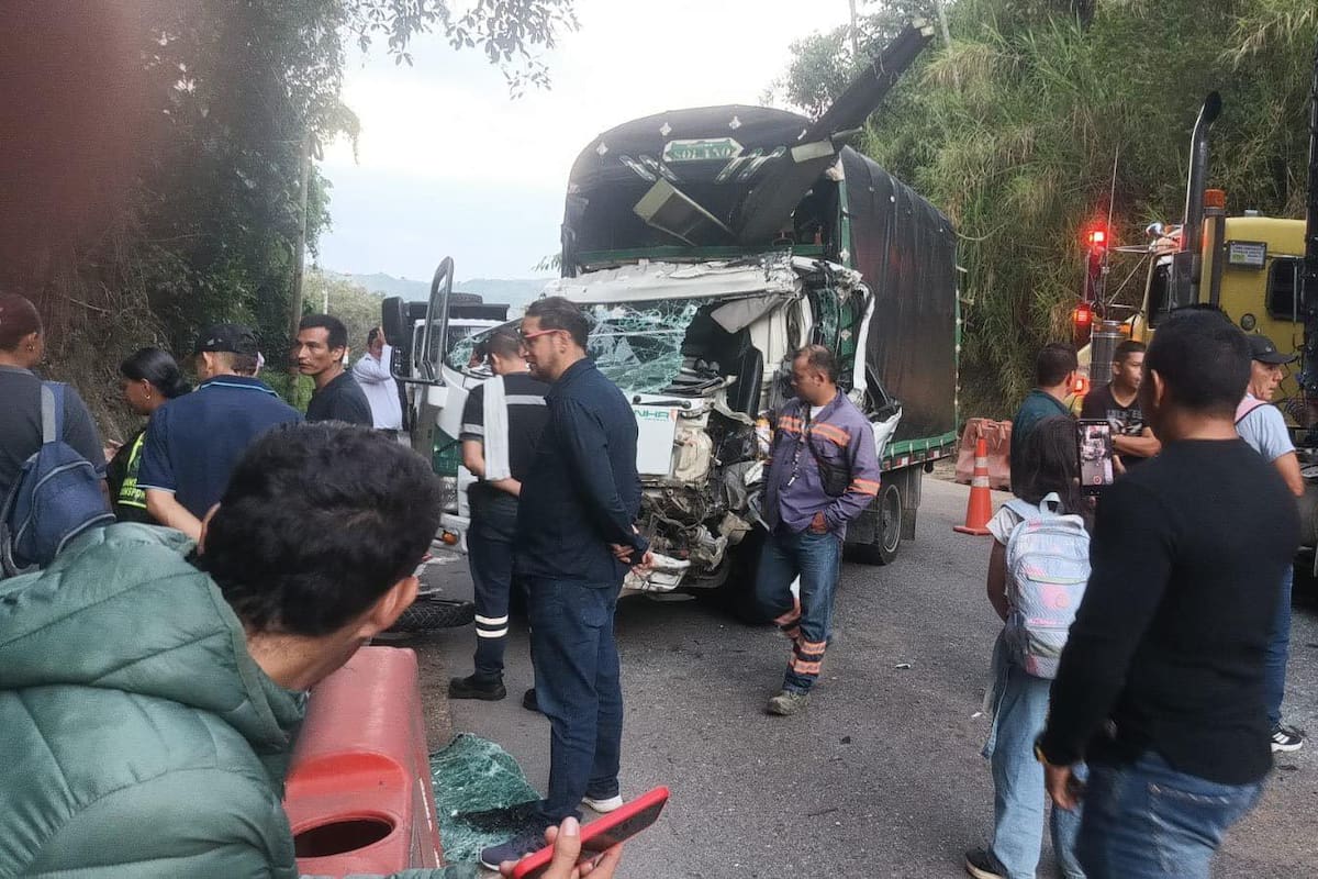 Conductor atrapado y motociclista herido tras choque múltiple en Santander