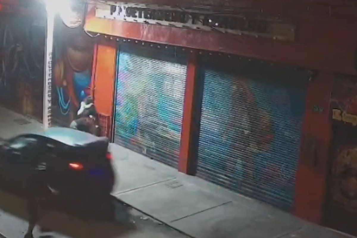 Conductor de aplicación habría intentado atropellar a una familia con niños en Bogotá. | Foto: Captura de video, Vanguardia.