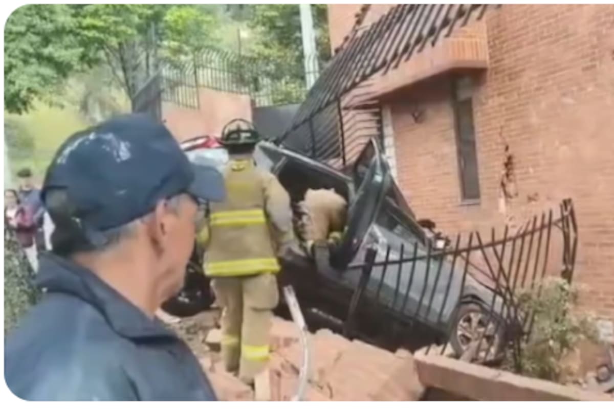 Conductor de un vehículo pierde control y causa graves daños en conjunto residencial. | Foto: Tomada de Q' Hubo Bogotá