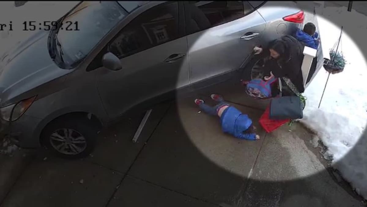 Aterrador atropello de una madre y sus dos hijos cuando salían del colegio, todo quedó grabado.