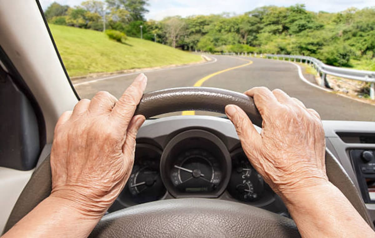 Una mujer conduciendo un auto.