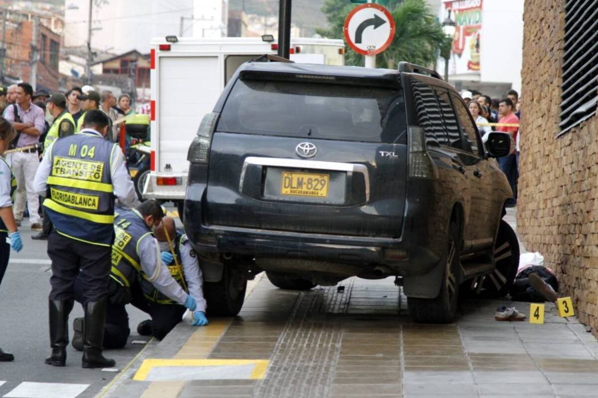 Esta es la camioneta que se vio involucrada en un accidente en la salida de un parqueadero de un centro comercial de Cañaveral. Un peatón murió en este incidente. (Foto: Marco Valencia / VANGUARDIA LIBERAL)
