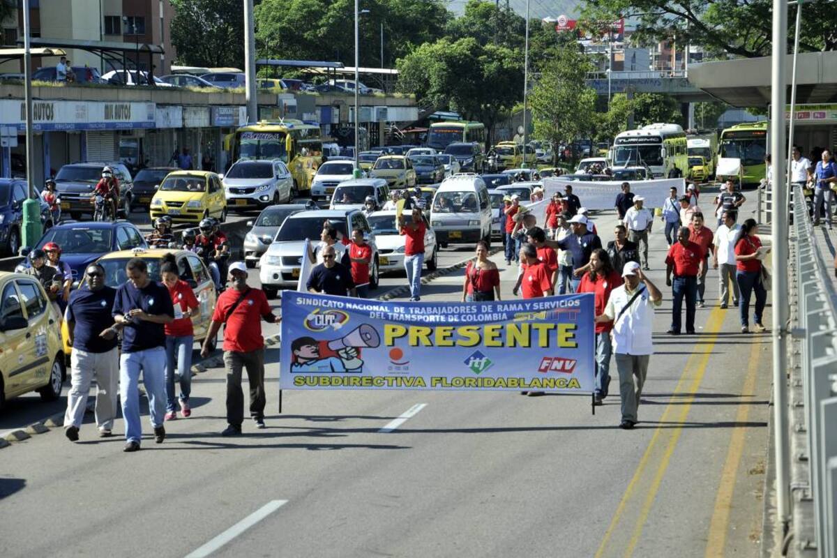 Los manifestantes hicieron un pequeño bloqueo en el carril exclusivo de Metrolínea a las 8:00 de la mañana. Esto causó un ligero traumatismo en la operación del Sitm que se resolvió rápidamente, una vez se disolvió la manifestación. (Foto: Laura Herrera / VANGUARDIA LIBERAL)