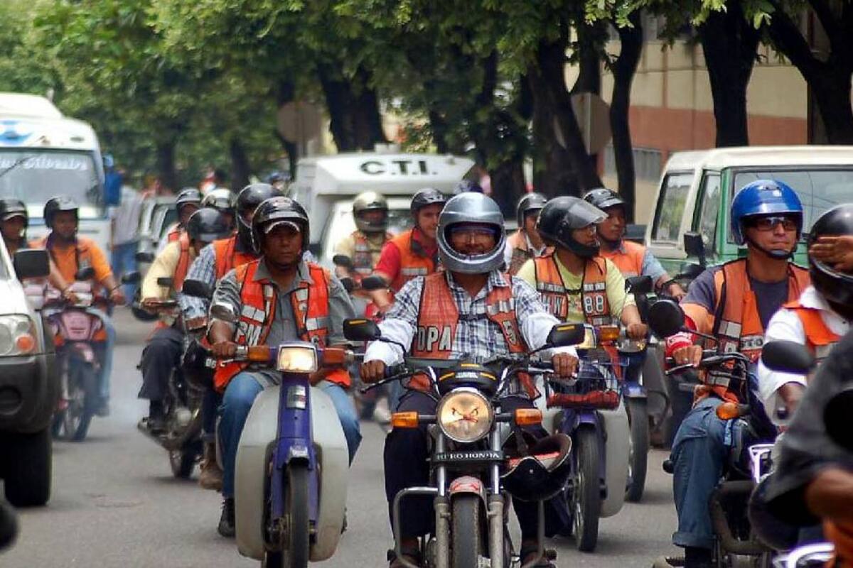 Los conductores de motocicletas y vehículos qué prestan el servicio de transporte informal están preocupados por la medida que incrementaría los costos de grúas y patios. (Foto: Archivo / VANGUARDIA LIBERAL)