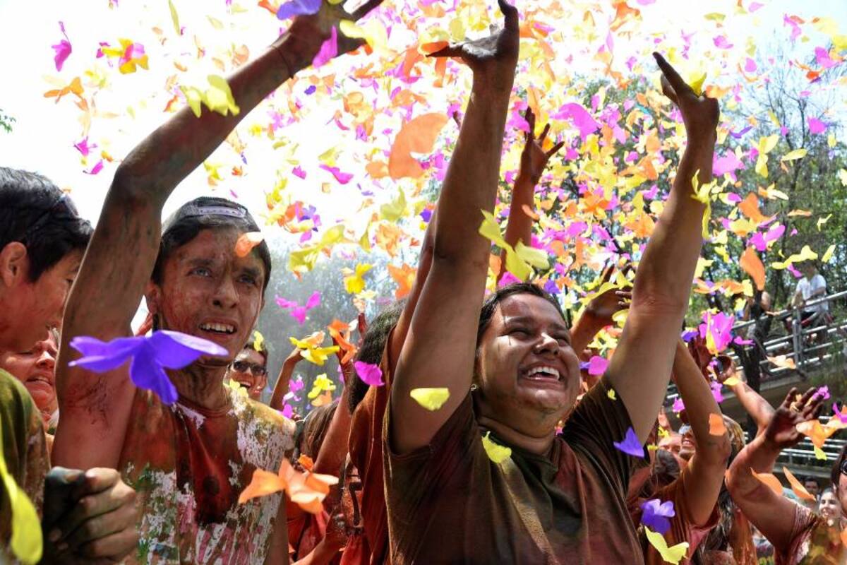 Al finalizar la carrera, unos cañones de aire expulsaron papeles de colores en medio de la rumbaterapia, que se realizó en la carrera 27, frente al Parque de los Niños. (Foto: Didier Niño / VANGUARDIA LIBERAL)