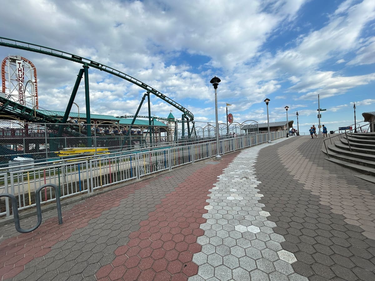 Coney Island es una península, antaño una isla, en el extremo sur del distrito de Brooklyn, Nueva York, con una gran playa sobre el océano Atlántico. Tomada de X //