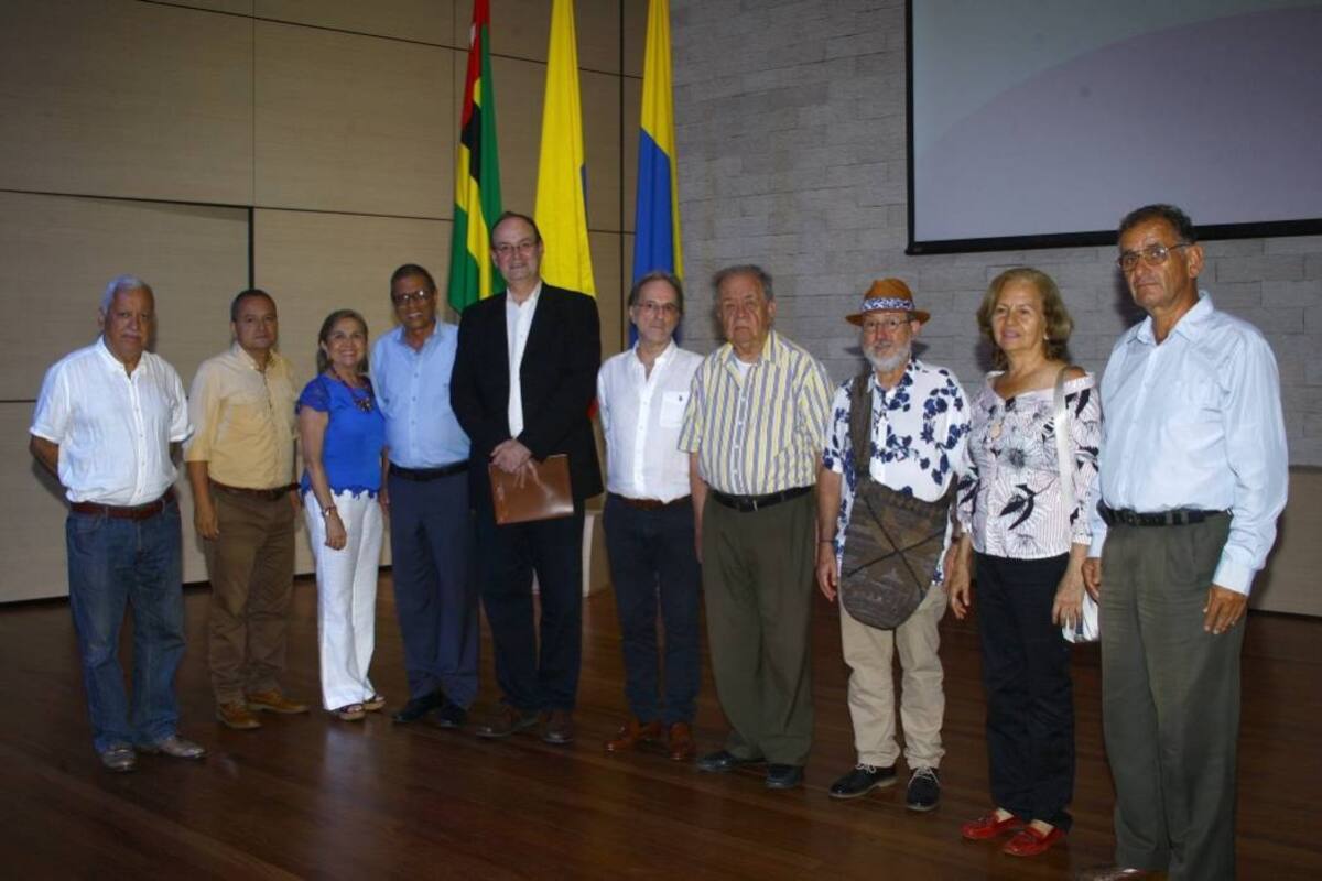 Jorge Rangel, Hernando Rueda Híne, Elsa de Durán, Luis Fernando Durán Chacón, Vicente Durán Casas, Donaldo Ortiz Latorre, Mario Olarte, Jaime Peña Ortiz, Lucero Borras y Víctor Julio Castillo. (Foto: César Flórez / VANGUARDIA LIBERAL )