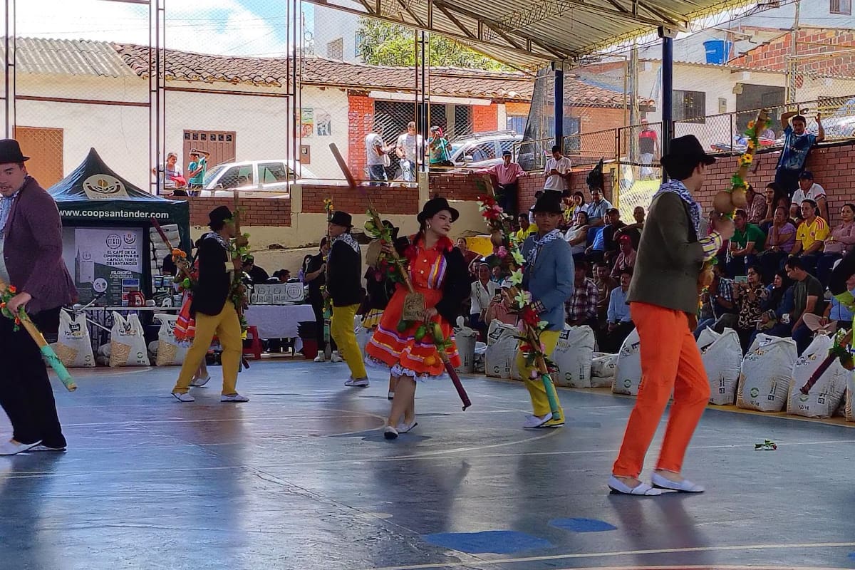 Los cafeteros recibieron insumos en Confines, en el marco de actividades culturales y el mercado campesino.