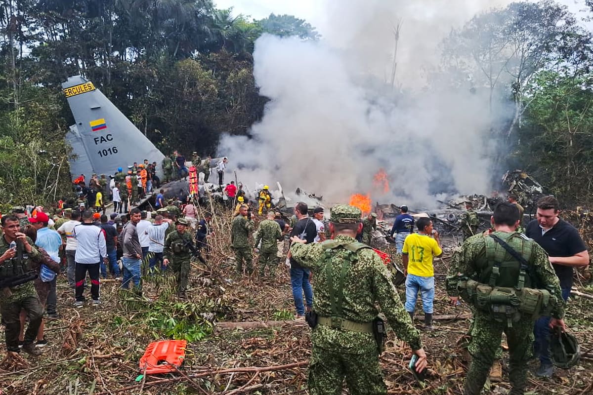 Al menos 69 personas murieron y 57 resultaron heridas, 14 de ellas en estado crítico, en el accidente de un avión Hércules C-130 de la Fuerza Aeroespacial Colombiana (FAC).
Foto: EFE.