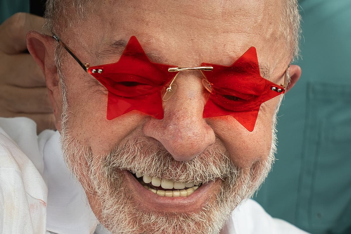 El presidente de Brasil y candidato a la reelección Luiz Inácio Lula da Silva saluda a sus seguidores tras votar en la segunda vuelta de las elecciones presidenciales este domingo, en la Escuela Estatal João Firmino Correia de Araújo, en São Bernardo do Campo, en el estado de São Paulo (Brasil). Lula da Silva, solicitó a la Justicia extender el horario de votación de la segunda vuelta de las presidenciales por dos horas en todo el país. EFE/ Isaac Fontana