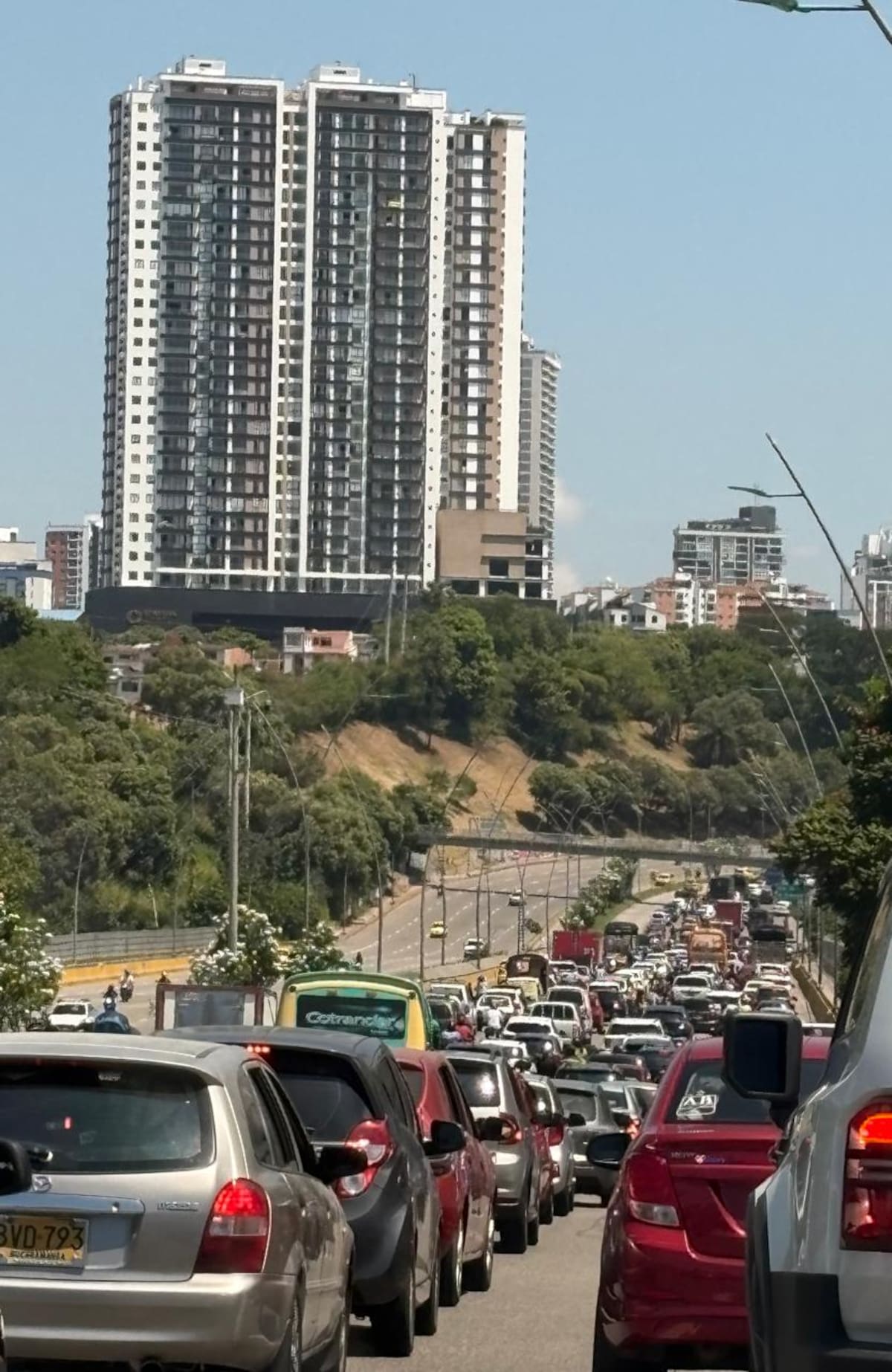 Trancón en la Autopista Floridablanca-Bucaramanga, sentido sur-norte.