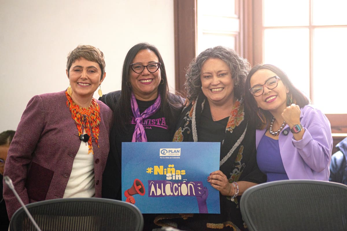 La propuesta de prohibición de la mutilación genital femenina en el Congreso es impulsada por las representantes Jennifer Pedraza (d), Alexandra Vásquez y Carolina Giraldo (i), junto con la senadora Angélica Lozano (cd). // Foto: tomada de X @JenniferPedraz.