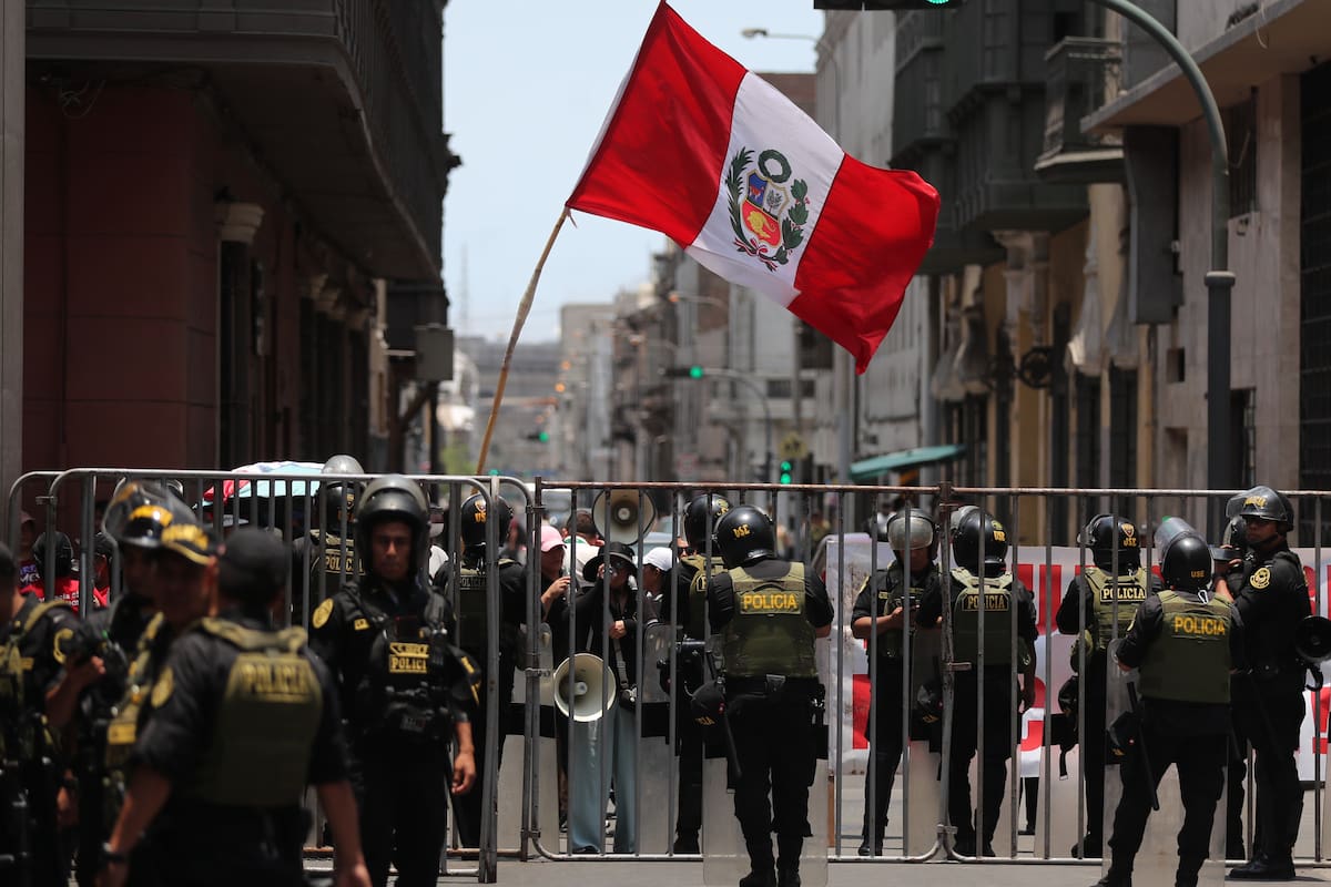 Una persona sostiene una bandera de Perú durante una manifestación en rechazo al presidente interino, José Jerí, frente al Congreso de Perú este martes, en Lima (Perú). El pleno del Congreso de Perú inició la sesión extraordinaria convocada para tratar las siete mociones de censura presentadas contra Jerí, que puede derivar en el octavo cambio presidencial en el país andino en cerca de una década de inestabilidad política. EFE/ Paolo Aguilar