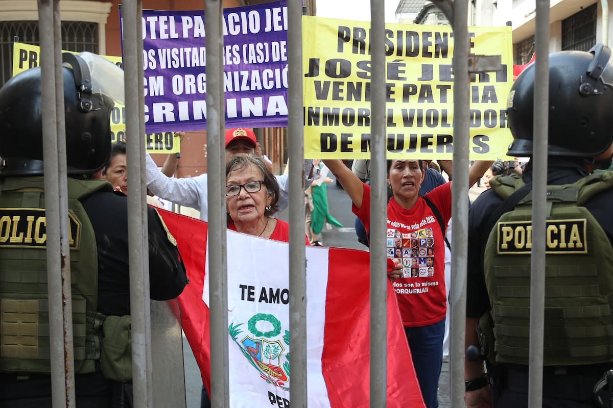 Personas sostienen carteles durante una manifestación en rechazo al presidente interino, José Jerí, frente al Congreso de Perú este martes, en Lima (Perú). El pleno del Congreso de Perú inició la sesión extraordinaria convocada para tratar las siete mociones de censura presentadas contra Jerí, que puede derivar en el octavo cambio presidencial en el país andino en cerca de una década de inestabilidad política. EFE/ Paolo Aguilar