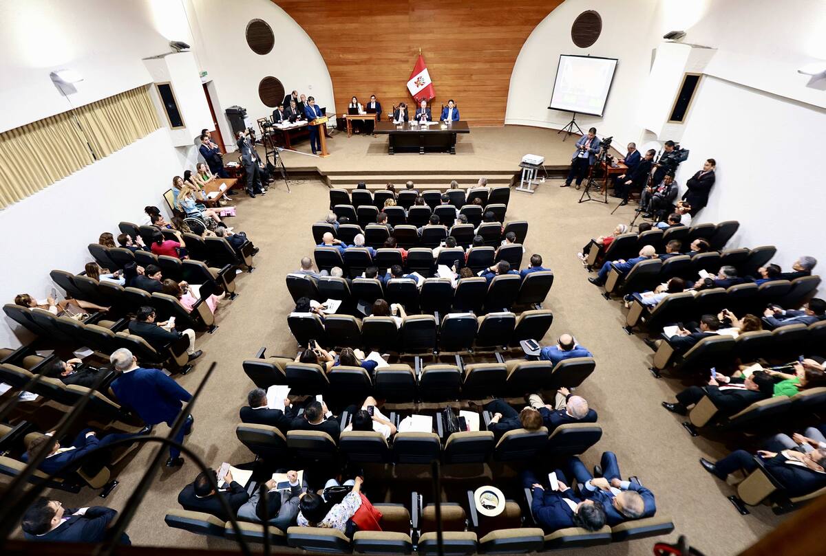 Fotografía cedida por el Congreso de Perú que muestra al presidente del Congreso Fernando Rospigliosi (c) durante una sesión extraordinaria este martes, en Lima (Perú). El pleno del Congreso de Perú inició la sesión extraordinaria convocada para tratar las siete mociones de censura presentadas contra el presidente interino, José Jerí, que puede derivar en el octavo cambio presidencial en el país andino en cerca de una década de inestabilidad política. EFE/ Congreso de Perú /SOLO USO EDITORIAL NO VENTAS /SOLO DISPONIBLE PARA ILUSTRAR LA NOTICIA QUE ACOMPAÑA (CRÉDITO OBLIGATORIO)