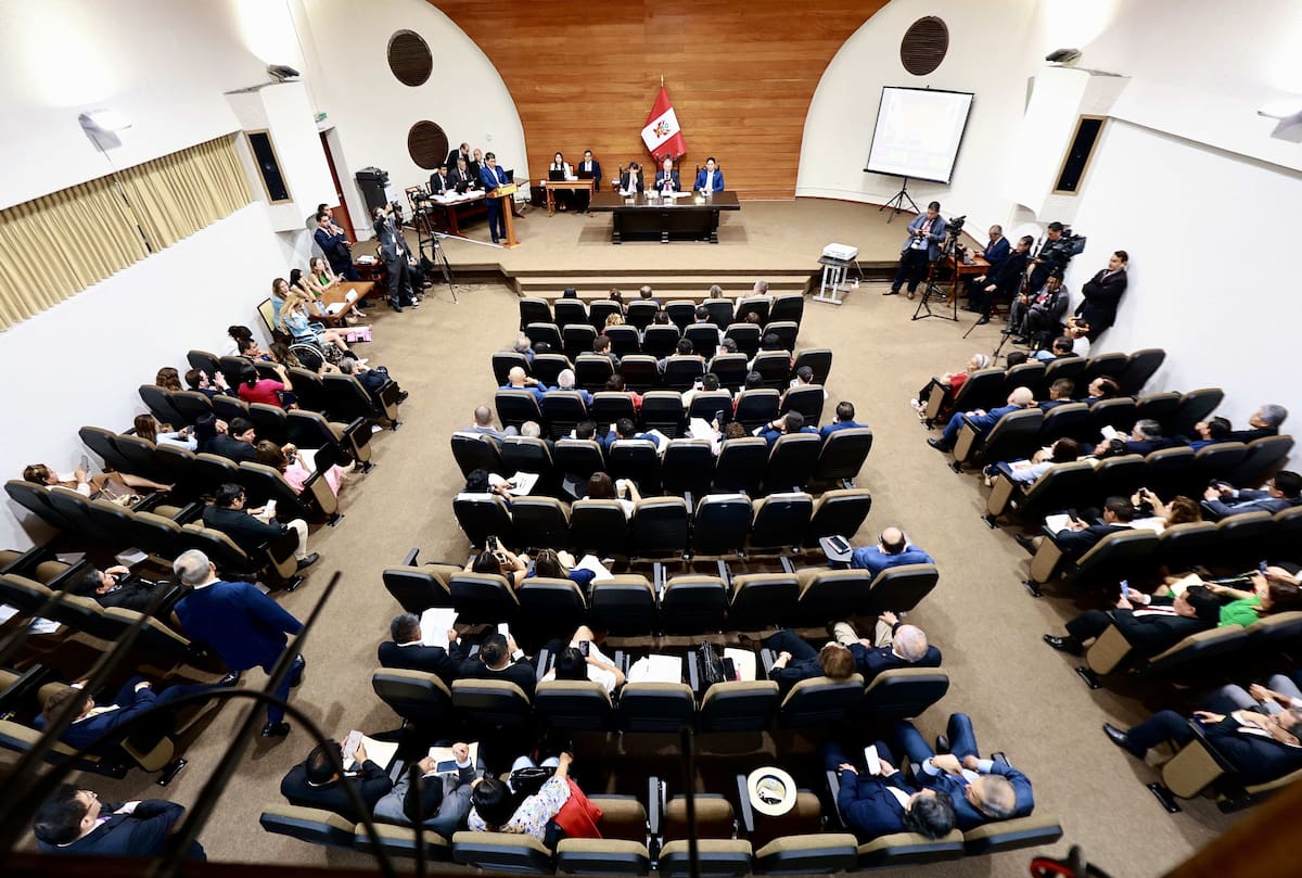 Fotografía cedida por el Congreso de Perú que muestra al presidente del Congreso Fernando Rospigliosi (c) durante una sesión extraordinaria este martes, en Lima (Perú). El pleno del Congreso de Perú inició la sesión extraordinaria convocada para tratar las siete mociones de censura presentadas contra el presidente interino, José Jerí, que puede derivar en el octavo cambio presidencial en el país andino en cerca de una década de inestabilidad política. EFE/ Congreso de Perú
