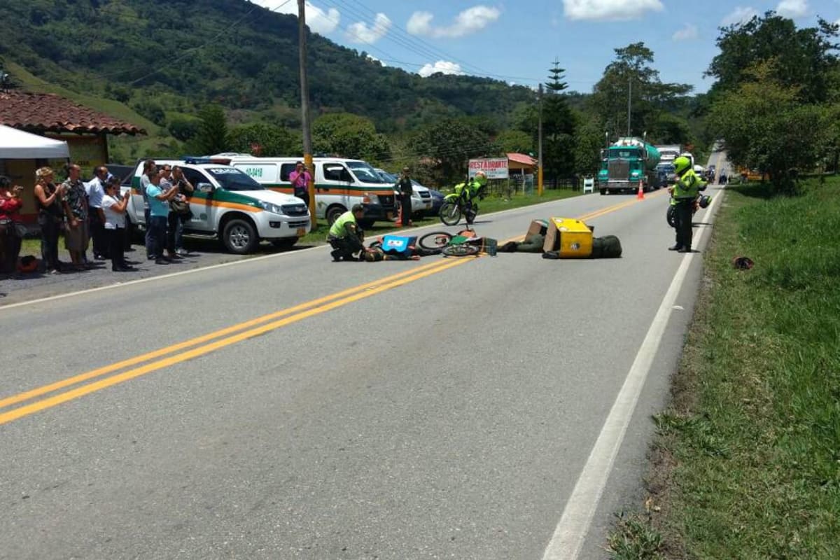 Con dramatizaciones y jornadas de sensibilización, se educaron a los actores viales que transitan por la vía nacional, un evento organizado por Policía de Carreteras de Santander en Oiba. (Foto: Suministrada/VANGUARDIA LIBERAL)