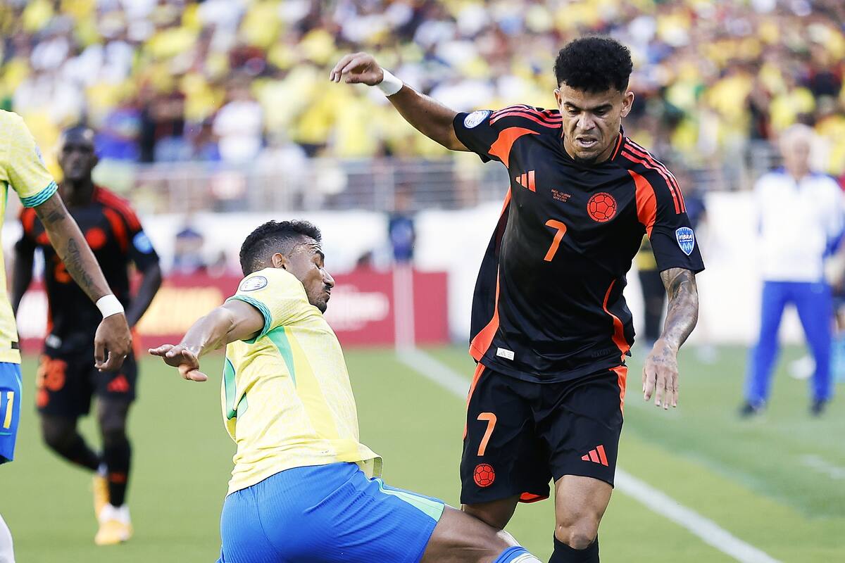 Santa Clara (United States), 02/07/2024.- Brazil defender Danilo (C) goes for the ball as Colombia forward Luis Diaz (R) dribbles down the field and Brazil forward Raphinha (L) looks on during the first half of the CONMEBOL Copa America 2024 group D soccer match between Brazil and Colombia, in Santa Clara, California, USA, 02 July 2024. (Brasil) EFE/EPA/JOHN G. MABANGLO