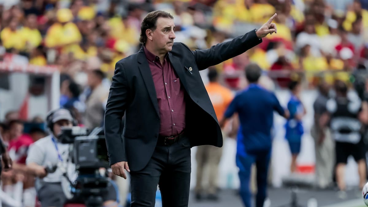 Glendale (United States), 28/06/2024.- Head coach Nestor Lorenzo of Colombia reacts during the first half of the CONMEBOL Copa America 2024 group D soccer match between Colombia and Costa Rica, in Glendale, Arizona, USA, 28 June 2024. EFE/EPA/JOHN G. MABANGLO
