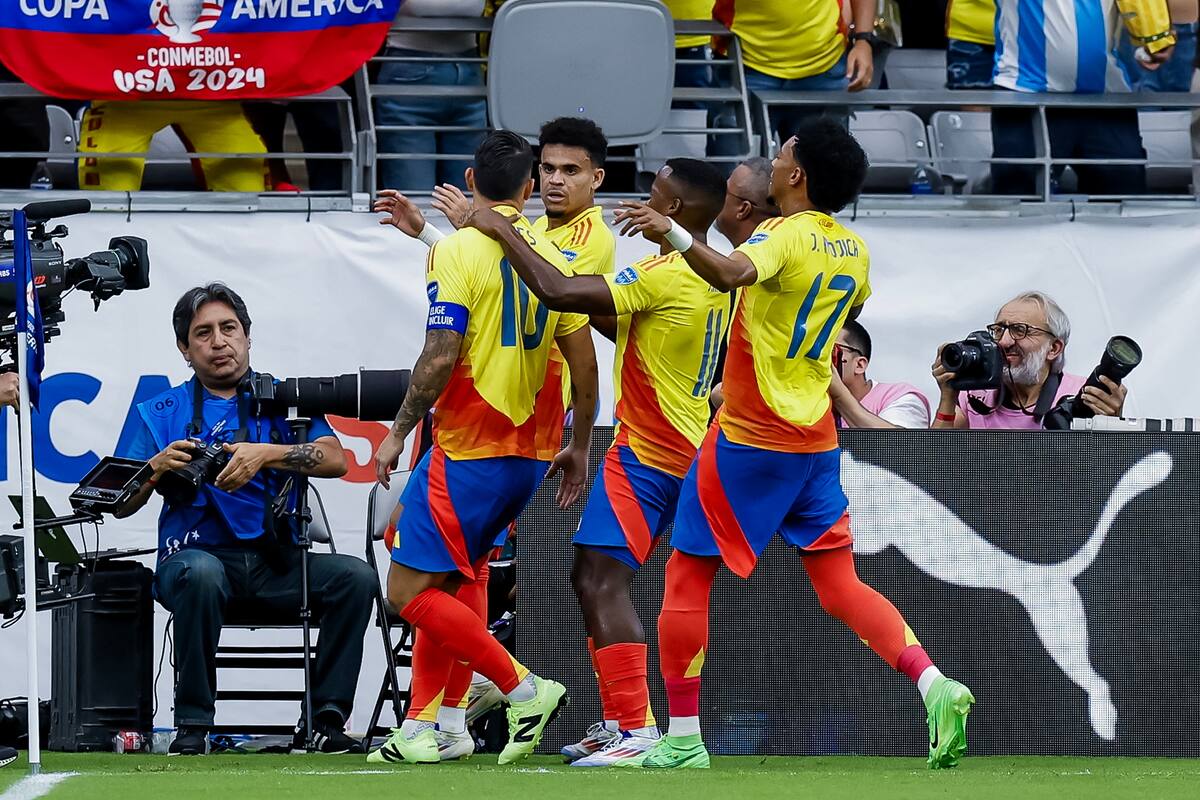 Glendale (United States), 06/07/2024.- James Rodriguez (L) of Colombia reacts with teammates after scoring the 2-0 goal on a penalty kick against Panama during the first half of the CONMEBOL Copa America 2024 Quarter-finals match between Colombia and Panama, in Glendale, Arizona, USA, 06 July 2024. EFE/EPA/JOHN G. MABANGLO