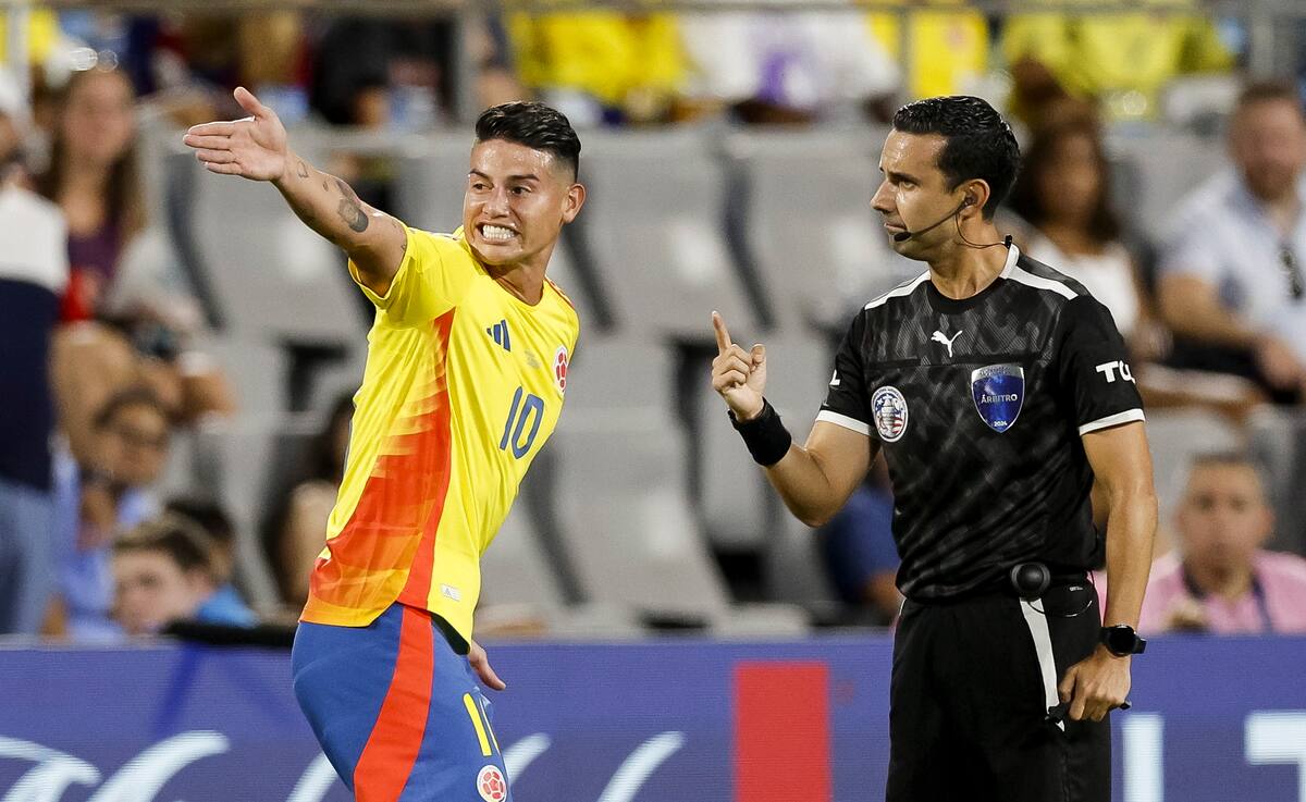 Charlotte (United States), 11/07/2024.- Colombia's James Rodriguez (L) argues with referee Cesar Ramos (R) during the second half of the CONMEBOL Copa America 2024 semi-finals match between Uruguay and Colombia at Bank of America stadium in Charlotte, North Carolina, USA, 10 July 2024. EFE/EPA/ERIK S. LESSER