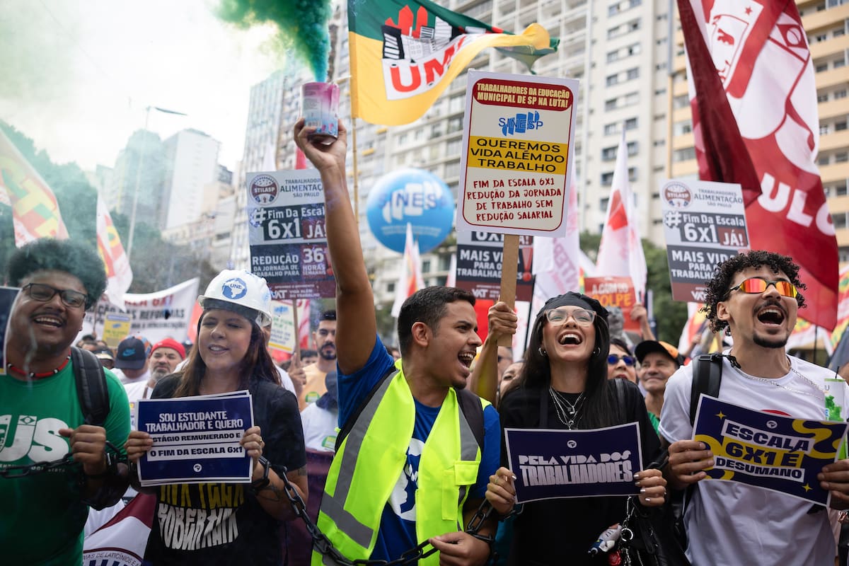 AME8393. SAO PAULO (BRASIL), 01/05/2026.- Personas gritan consignas durante una manifestación contra la jornada laboral 6x1 en el marco de la conmemoración del Día Internacional del Trabajo este viernes, en Sao Paulo (Brasil). EFE/ Isaac Fontana