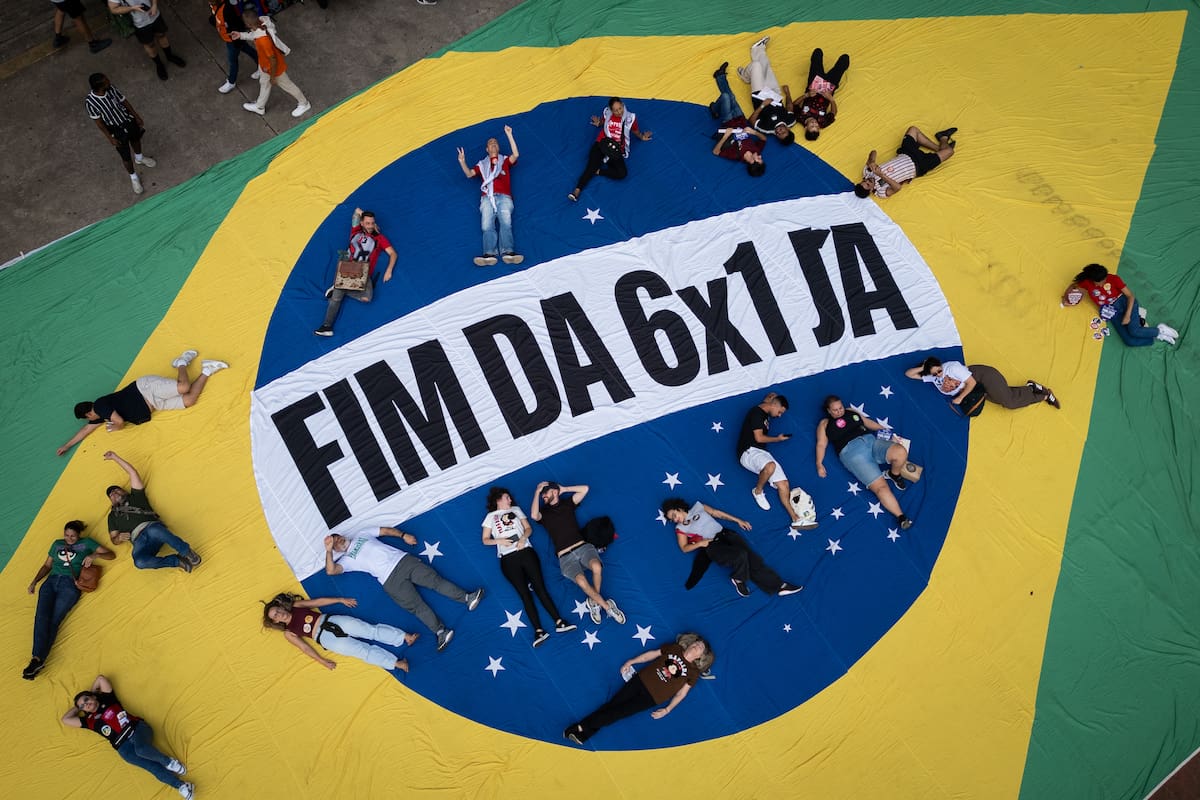 AME8382. SAO PAULO (BRASIL), 01/05/2026.- Fotografía aérea que muestra a personas posando sobre una bandera de Brasil durante una manifestación contra la jornada laboral 6x1 en el marco de la conmemoración del Día Internacional del Trabajo este viernes, en Sao Paulo (Brasil). EFE/ Isaac Fontana
