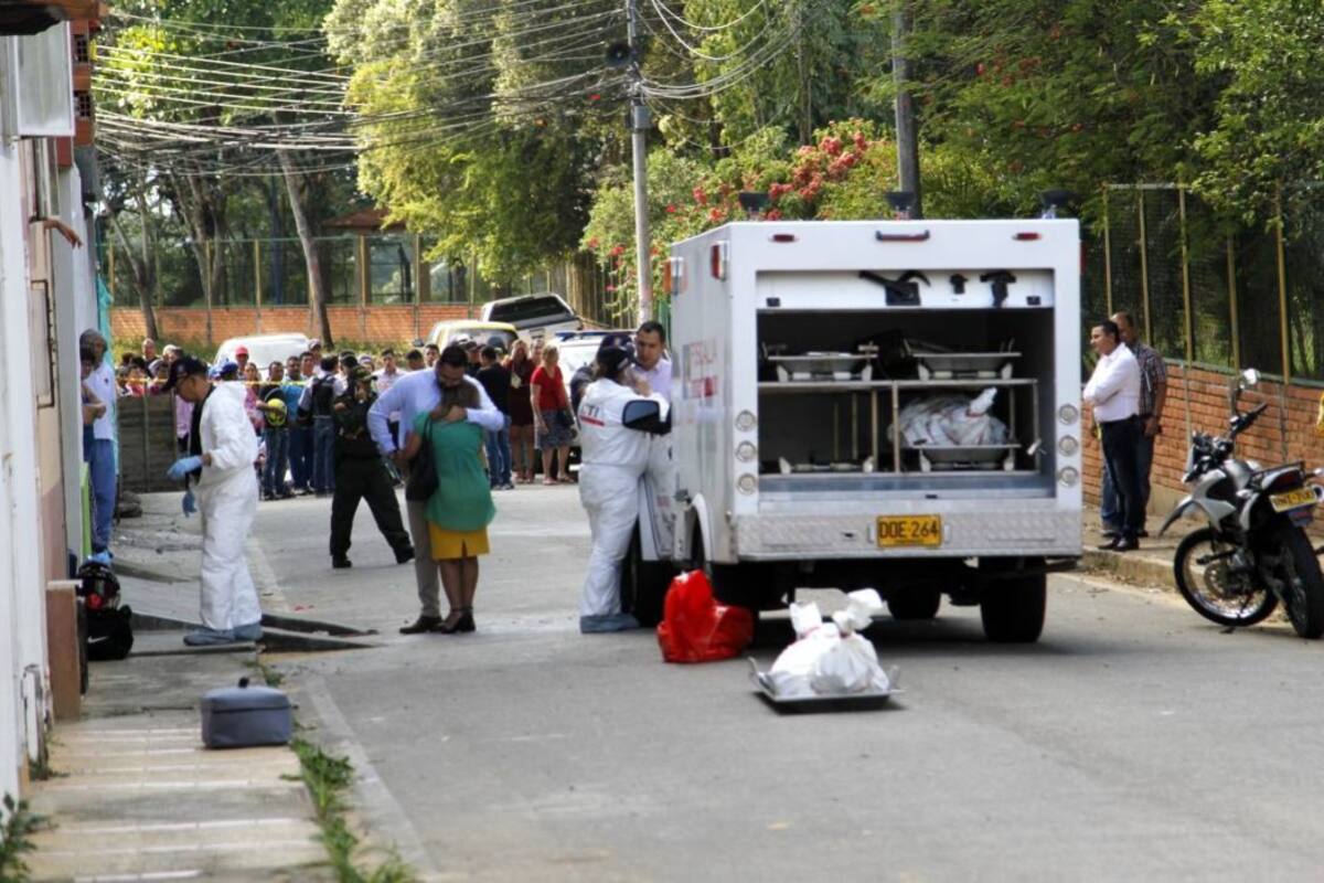 Los cuerpos fueron llevados a la morgue del Instituto Nacional de Medicina Legal y Ciencias Forenses, seccional Bucaramanga. Hoy serán entregados a sus familiares. (Foto: M.V / VANGUARDIA LIBERAL )