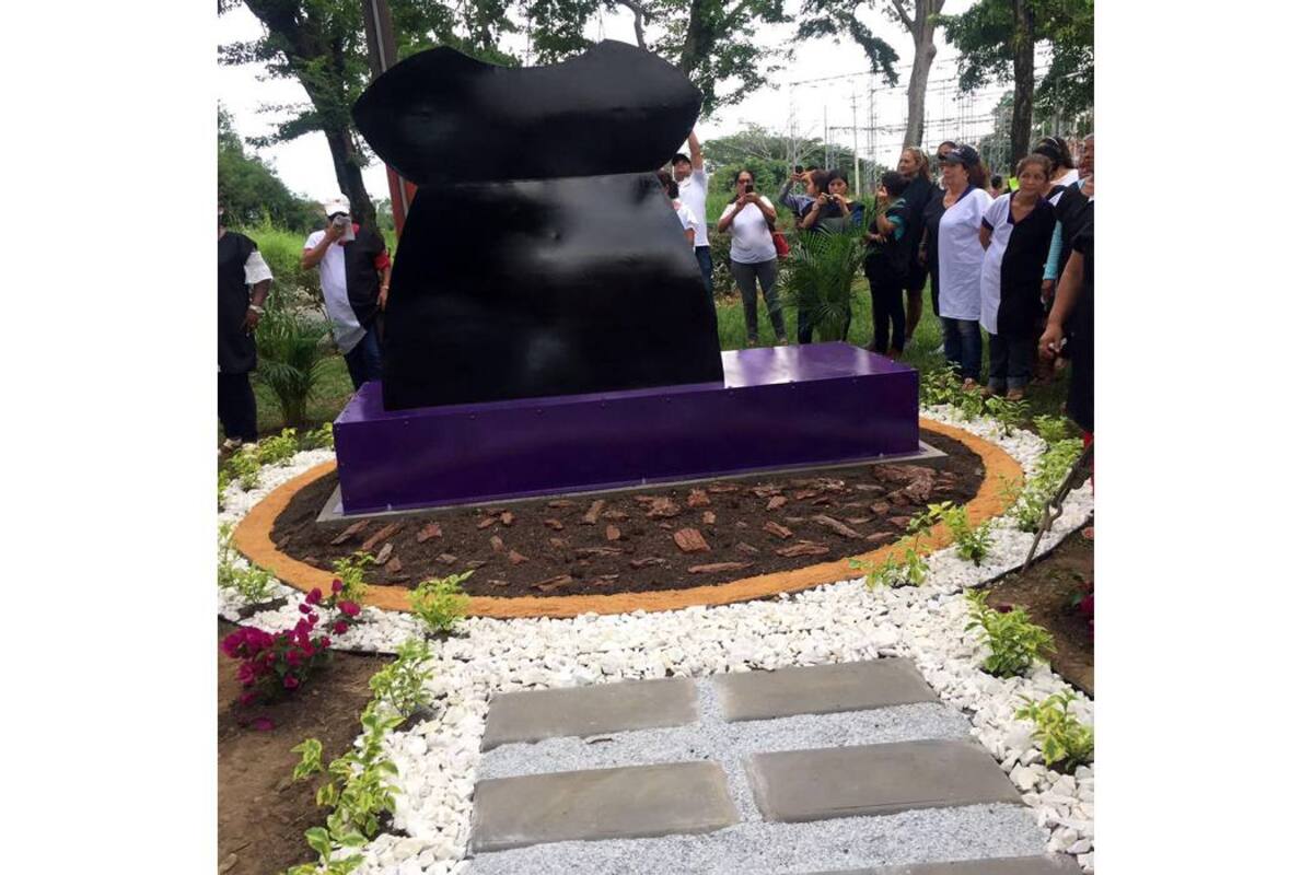 La bata negra, símbolo de la resistencia, es desde ayer el monumento con el que se busca dignificar a las mujeres víctimas de la violencia sexual en el conflicto armado. (Foto: Suministrada/VANGUARDIA LIBERAL)