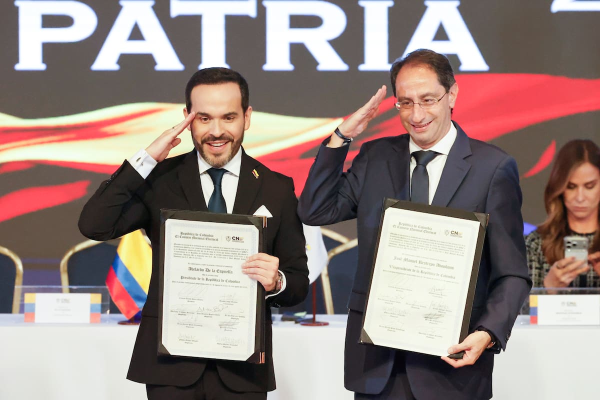 FOTODELDÍA AME4312. BOGOTÁ (COLOMBIA), 25/06/2026.- El ultraderechista Abelardo de la Espriella (i) reacciona este jueves, junto a su fórmula vicepresidencial, José Manuel Restrepo, durante la entrega por parte del Consejo Nacional Electoral (CNE) de su credencial como presidente electo de Colombia tras ganar la segunda vuelta de las elecciones en Bogotá (Colombia). EFE/ Mauricio Dueñas Castañeda