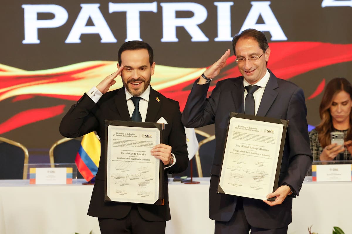 AME4312. BOGOTÁ (COLOMBIA), 25/06/2026.- El ultraderechista Abelardo de la Espriella (i) reacciona este jueves, junto a su fórmula vicepresidencial, José Manuel Restrepo, durante la entrega por parte del Consejo Nacional Electoral (CNE) de su credencial como presidente electo de Colombia tras ganar la segunda vuelta de las elecciones en Bogotá (Colombia). EFE/ Mauricio Dueñas Castañeda