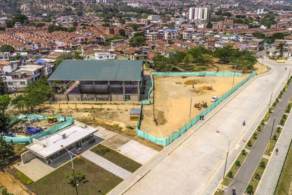 En esta foto aérea se puede identificar el área (der.) donde se construirá la Plazoleta Artística, a un lado del Coliseo. (Foto: Suministrada / VANGUARDIA LIBERAL)