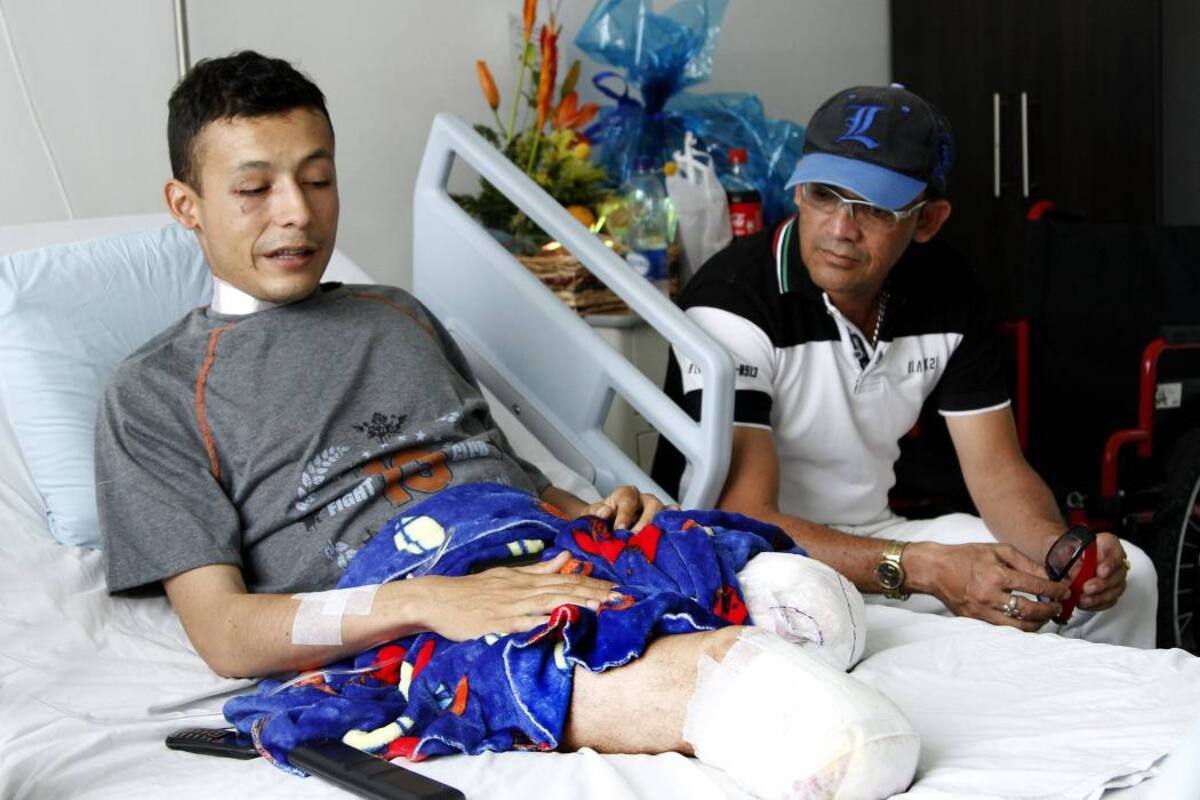 Con el cuerpo adolorido pero con el alma llena de sueños y metas, el cabo Ávila se recupera en compañía de su familia en el Hospital Militar de Bucaramanga. (Foto: Marco Valencia/VANGUARDIA LIBERAL )