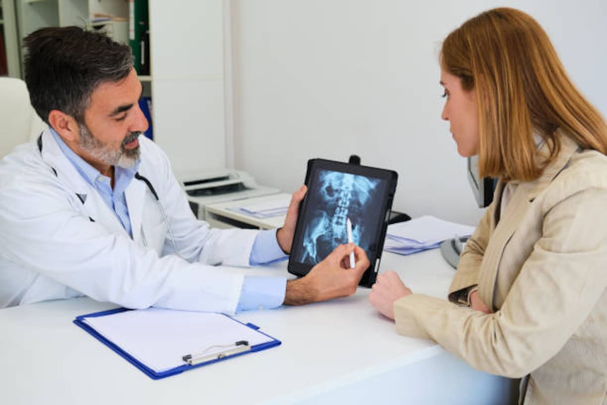 Dolor persistente en huesos, músculos o articulaciones que no mejora o despierta a la persona por las noches, son señales para consultar al médico.