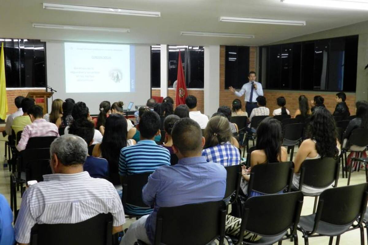 Jairo Ibán Rojas Guerrero, contador público egresado de la Universidad Libre de Colombia, compartió su experiencia laboral en una multinacional europea, con los docentes y estudiantes del Socorro. (Foto: Luis Fernando Martínez Vargas/VANGUARDIA LIBERAL)