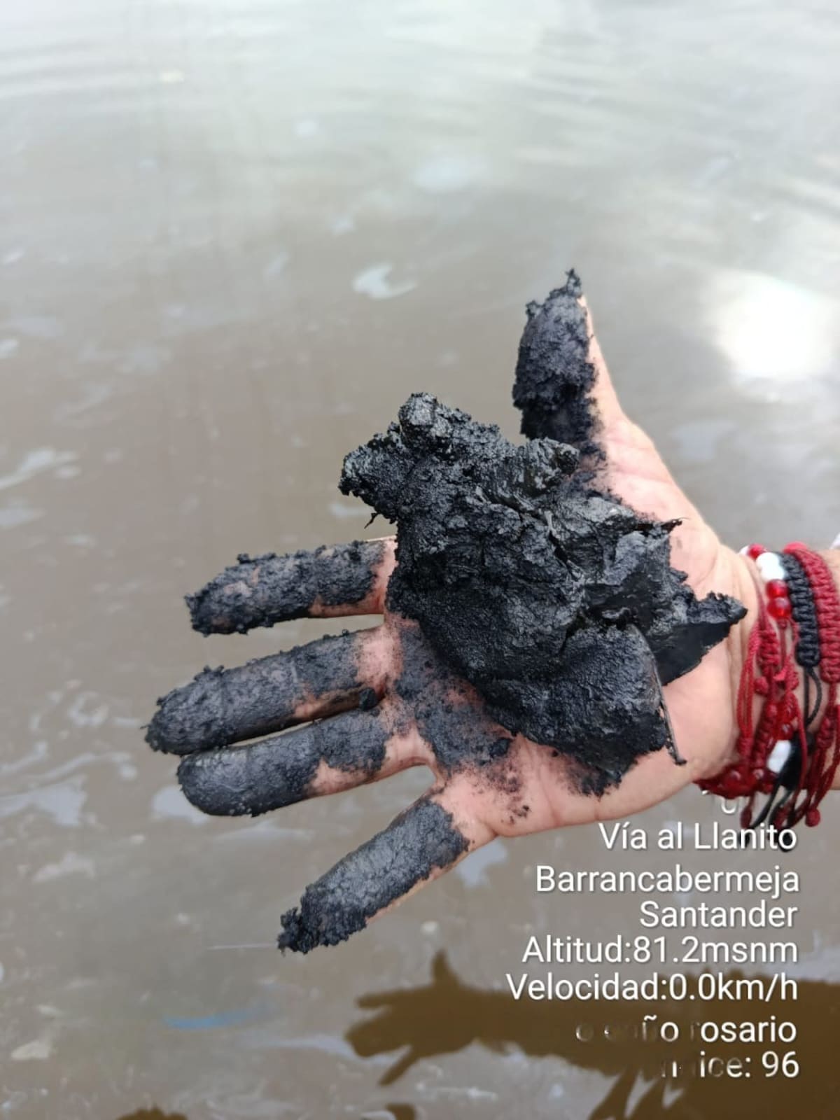 Pescadores advierten sobre la presencia de hidrocarburos en los caños San Silvestre y El Rosario de Barrancabermeja.
Suministrada/Vanguardia