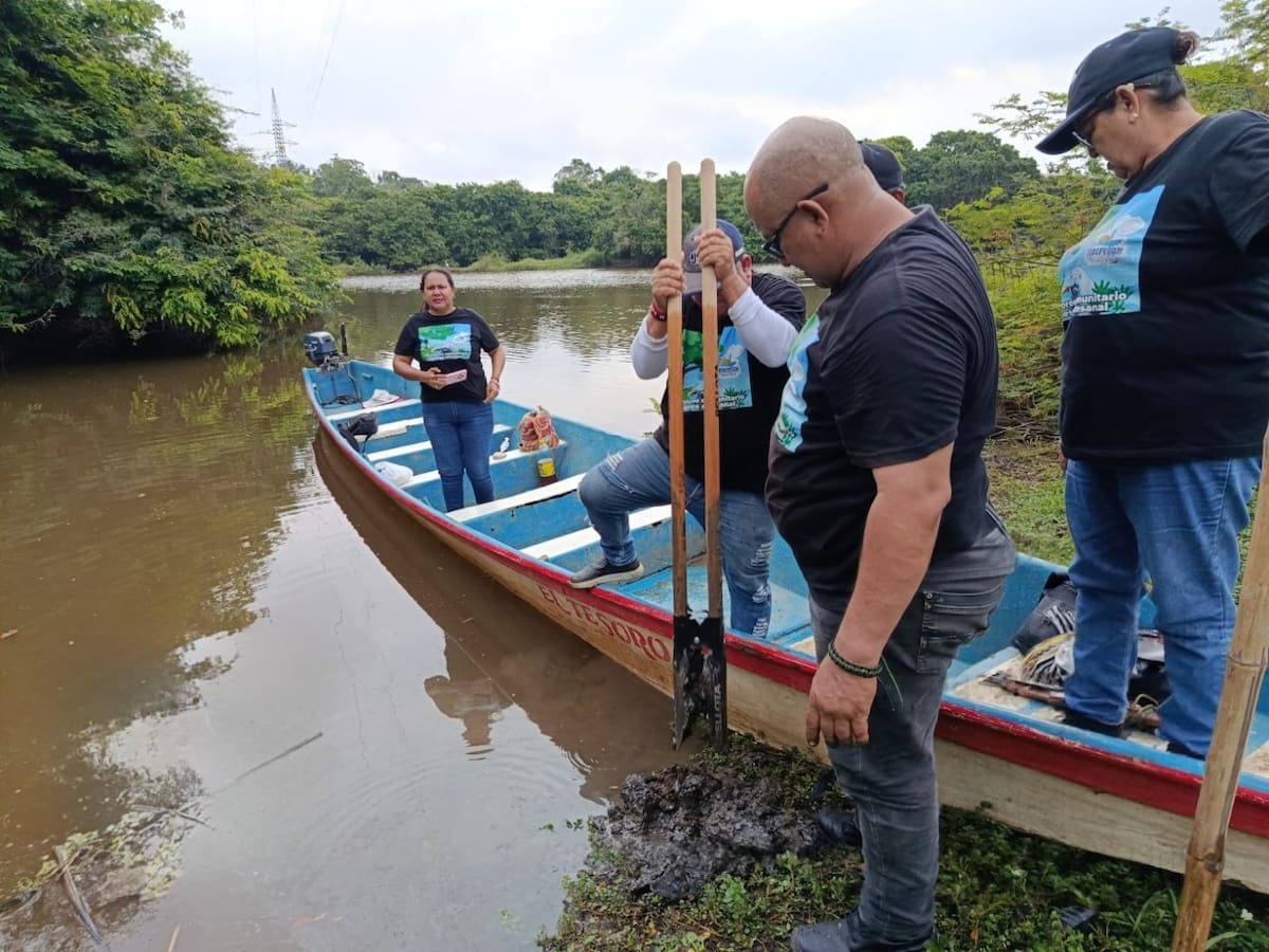 Pescadores advierten sobre la presencia de hidrocarburos en los caños San Silvestre y El Rosario de Barrancabermeja.
Suministrada/Vanguardia