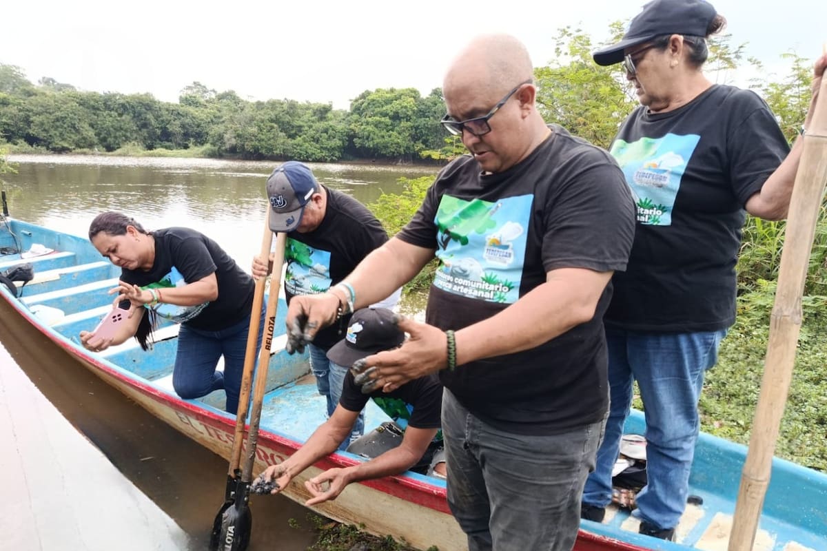 Pescadores advierten sobre la presencia de hidrocarburos en los caños San Silvestre y El Rosario de Barrancabermeja.
Suministrada/Vanguardia