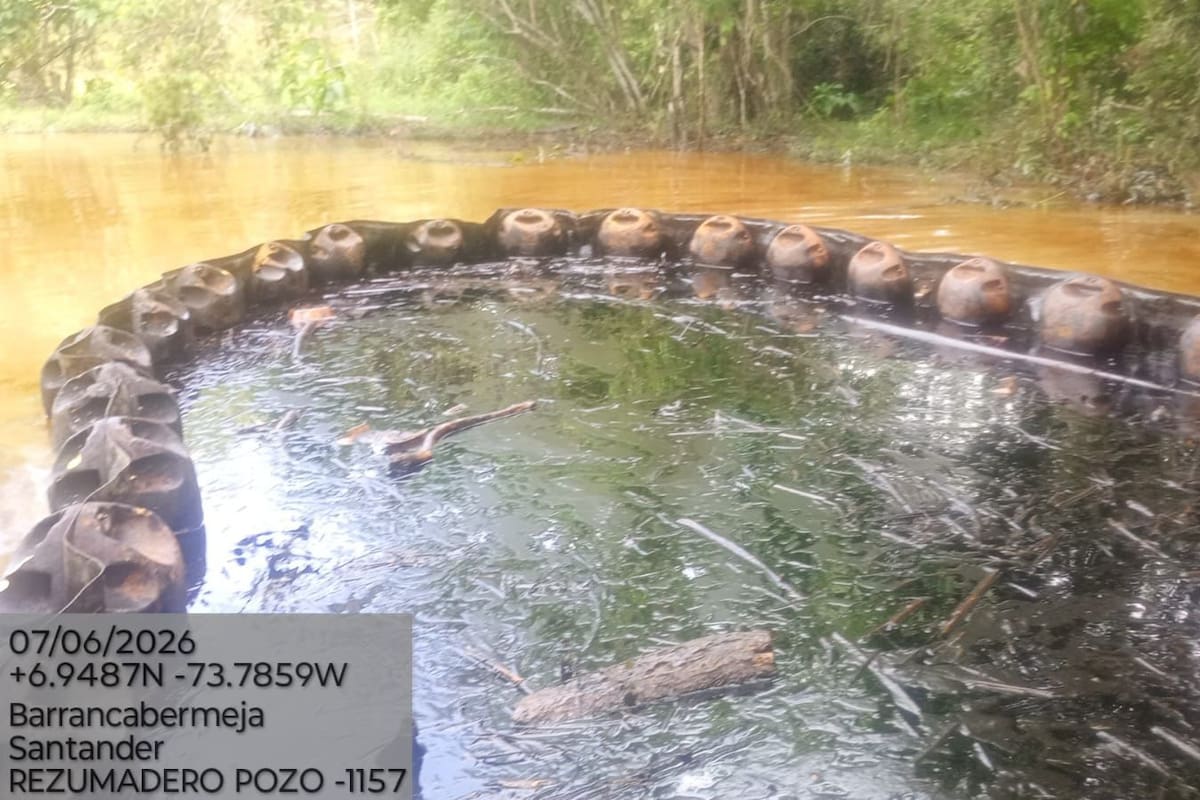 Durante el fin de semana habitantes de la vereda Varasanta del corregimiento El Centro de Barrancabermeja, reportaron la presencia de hidrocarburos en un afluente de la zona.
Suminstrada/Vanguardia