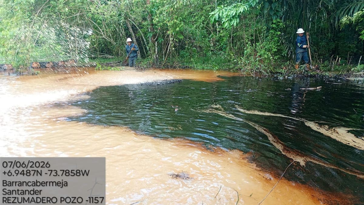 Presunto afloramiento de hidrocarburos en Barrancabermeja (Suministrada / Vanguardia)