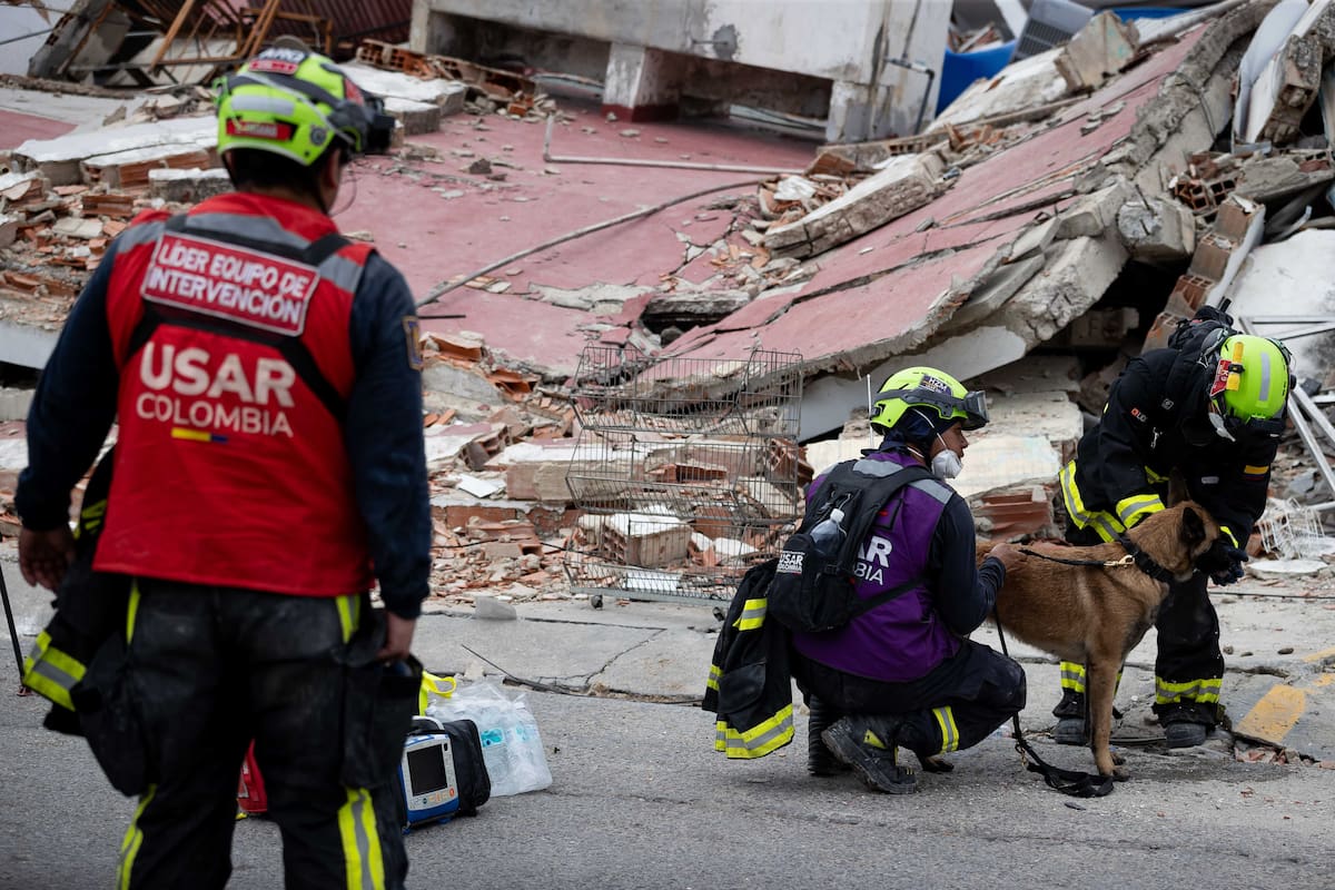 Rescatistas colombianos realizan labores de búsqueda de personas desaparecidas en una zona afectada por los terremotos, este domingo, en Catia La Mar (Venezuela). EFE/ Ronald Peña R