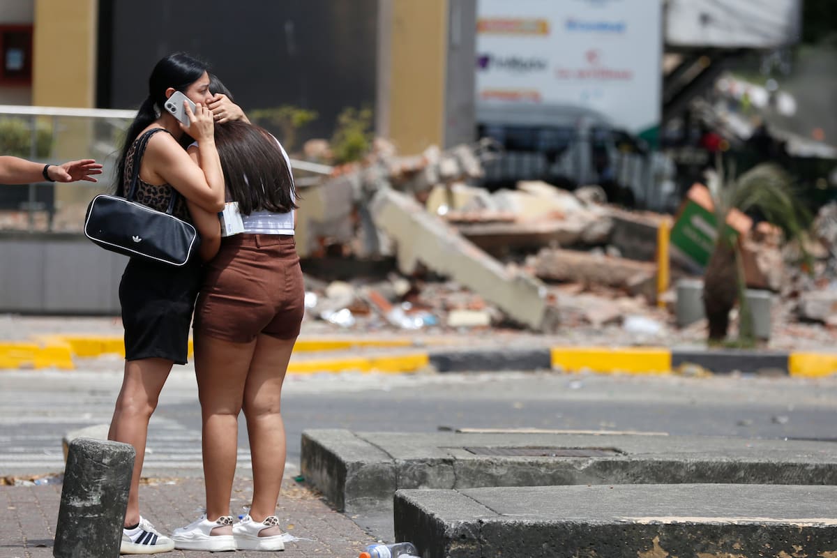 AME8391. CALI (COLOMBIA), 12/08/2026.- Una mujer abraza a otra en una zona afectada por el terremoto de magnitud 7,4 del pasado lunes, este miércoles en Cali (Colombia). EFE/ Ernesto Guzmán Jr