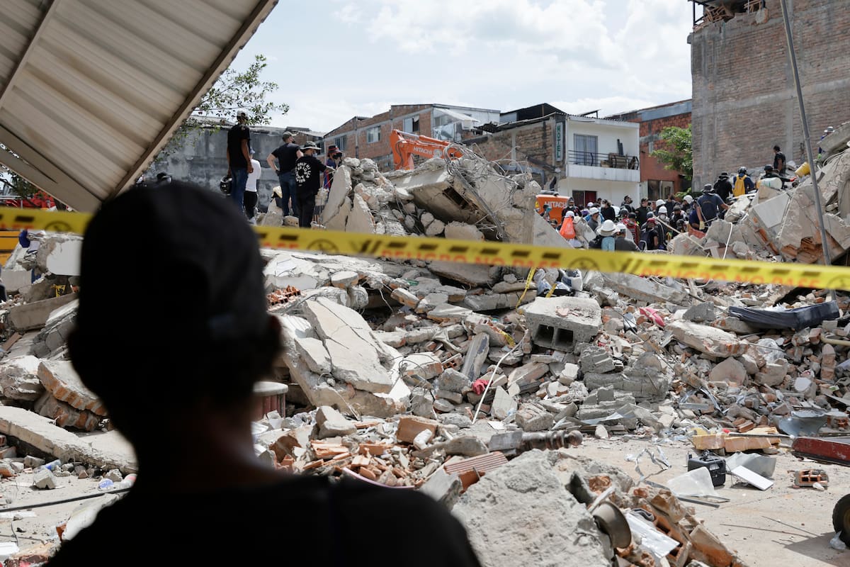 FOTODELDÍA AME8355. PEREIRA (COLOMBIA), 12/08/2026.- Voluntarios realizan labores de búsqueda en edificaciones destruidas por el terremoto de magnitud 7,4 del pasado lunes, este miércoles en Pereira (Colombia). EFE/ Carlos Ortega